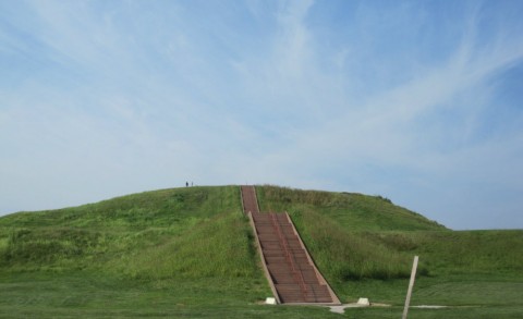 Gò đất Monk tại Cahokia, bang Illinois, Mỹ. (Ethajek/Wikimedia Commons)