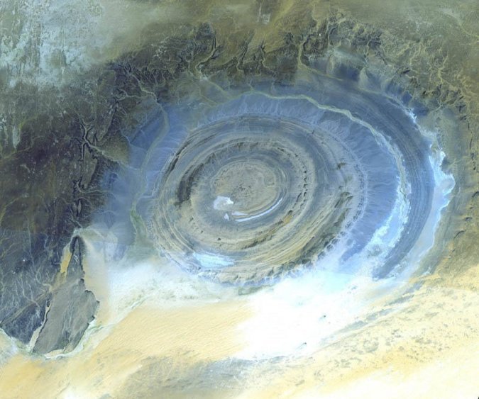 Earth’s Richat Structure. Image Credit: NASA/GSFC/METI/Japan Space Systems, and U.S./Japan ASTER Science Team Nhìn từ xa, cấu trúc Richat trông giống một nhãn cầu khổng lồ in dấu trên những triền cát đơn điệu của sa mạc Sahara. (Ảnh: NASA/GSFC/METI/Japan Space Systems, and U.S./Japan ASTER Science Team)