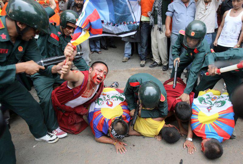 Các tăng nhân Tây Tạng bị đánh đập ngay trên đường phố. Ảnh: worldreligionnews.com. 