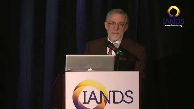 TS. Batthyany tại Hội Thảo năm 2014 của Hiệp hội Quốc tế về Nghiên cứu Cận tử (IANDS). (Ảnh chụp/YouTube)