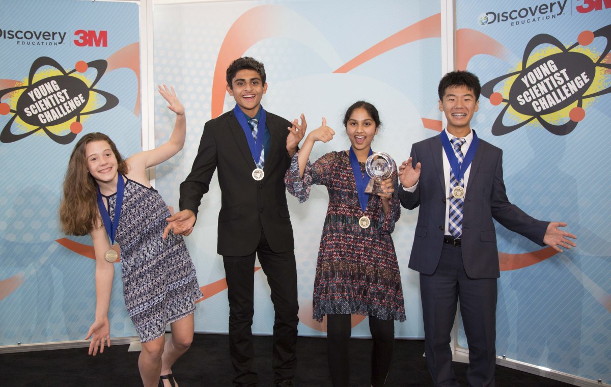 4 người chiến thắng trong chương trình Discovery Education 3M Young Scientist Challenge, từ trái sáng phải: Amelia Day, Rohan Wagh, Maanasa Mendu (Giải thưởng lớn) và Kaien Yang. (Ảnh: Andy King/Discovery Education)