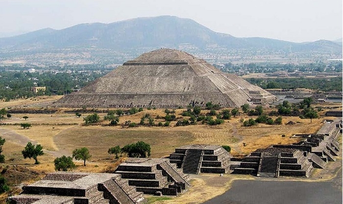 Người khổng lồ Quinametzin, Đại Kim tự tháp Cholula, 