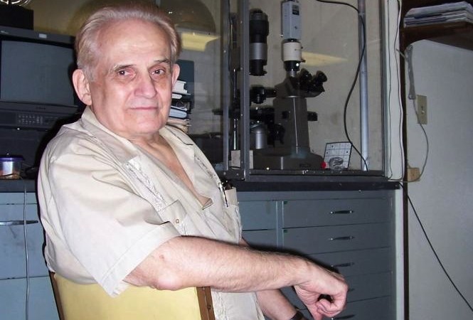 Cleve Backster tại phòng thí nghiệm của ông ở San Diego, nơi ông nghiên cứu Tri giác Nguyên sinh (ảnh: Cleve Backster)