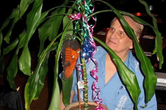 Cánh cửa tới Tri giác Nguyên sinh: Cleve Backster bắt đầu thí nghiệm của mình với thực vật thuộc Chi Huyết Giác (Dracaena)