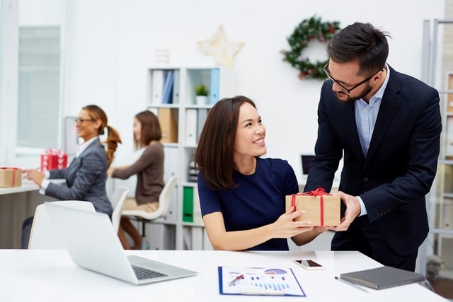 Hào phóng cho đi khiến người ta vui vẻ hơn việc được nhận lại