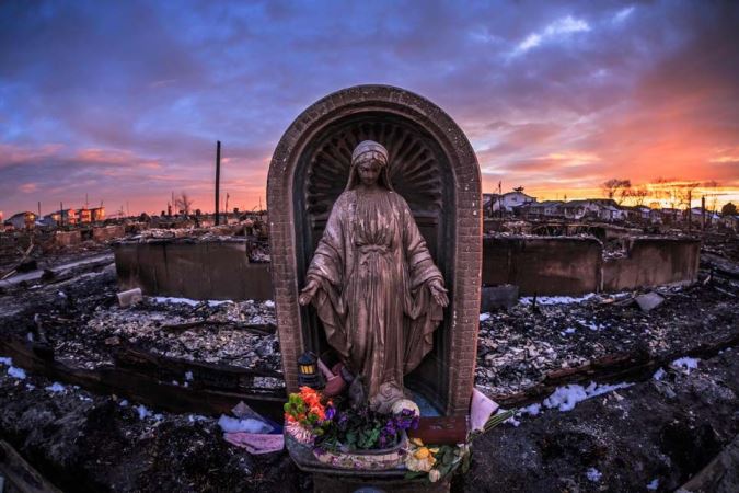 Những bức tượng Đức mẹ Mary vẫn đứng vững chãi sau 3 trận siêu bão ở Hoa Kỳ: Thông điệp gì ẩn giấu đằng sau?