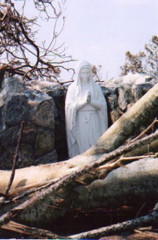 Những bức tượng Đức mẹ Mary vẫn đứng vững chãi sau 3 trận siêu bão ở Hoa Kỳ: Thông điệp gì ẩn giấu đằng sau?